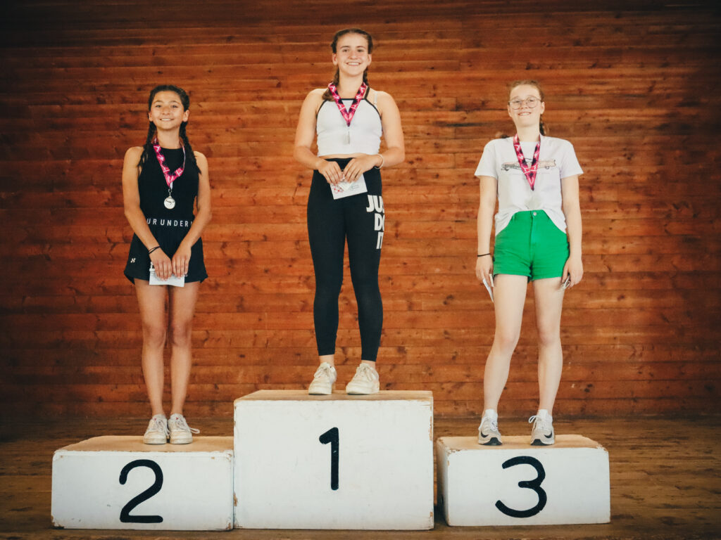 Podium Agrès catégorie C3 – 
1e Olivia Quintairos, 2e Justine Cantin – 3e Amandine Romy
